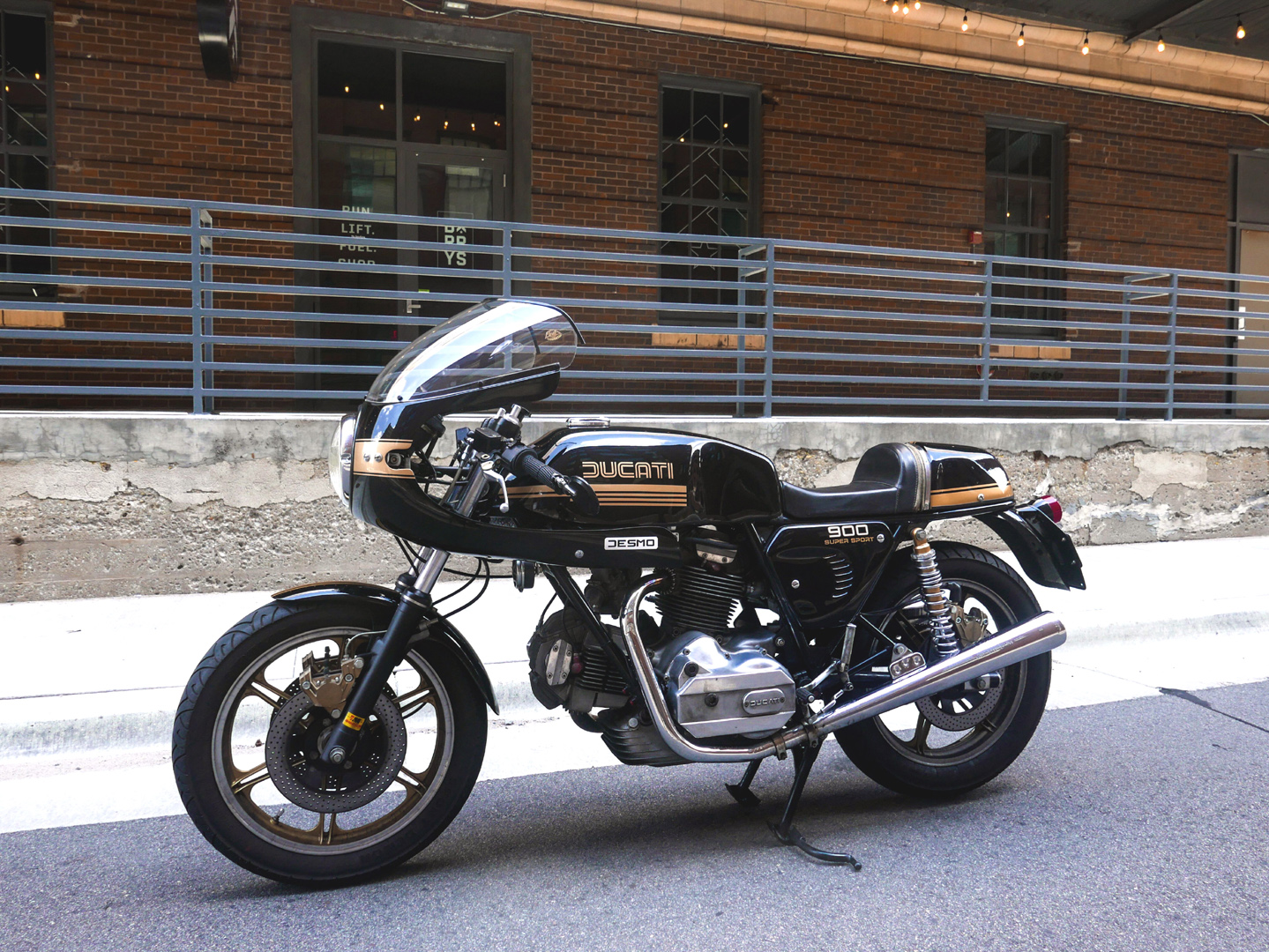 Ducati 900SS - 1